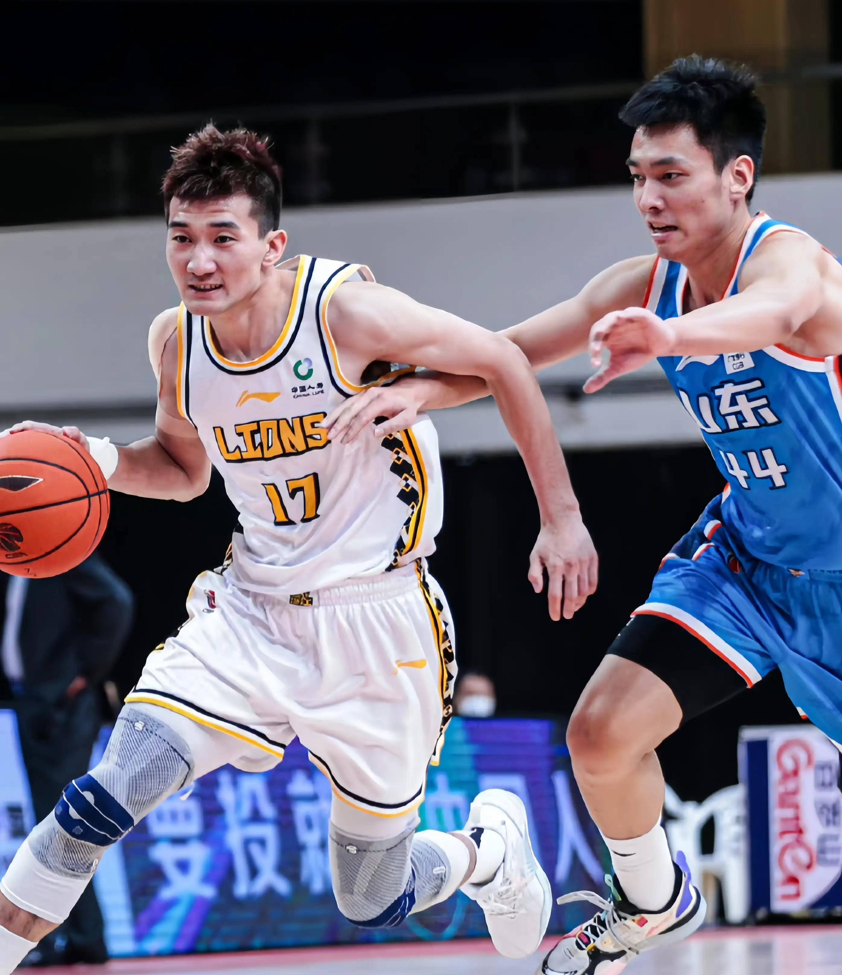 她在赛场上 她在赛场上